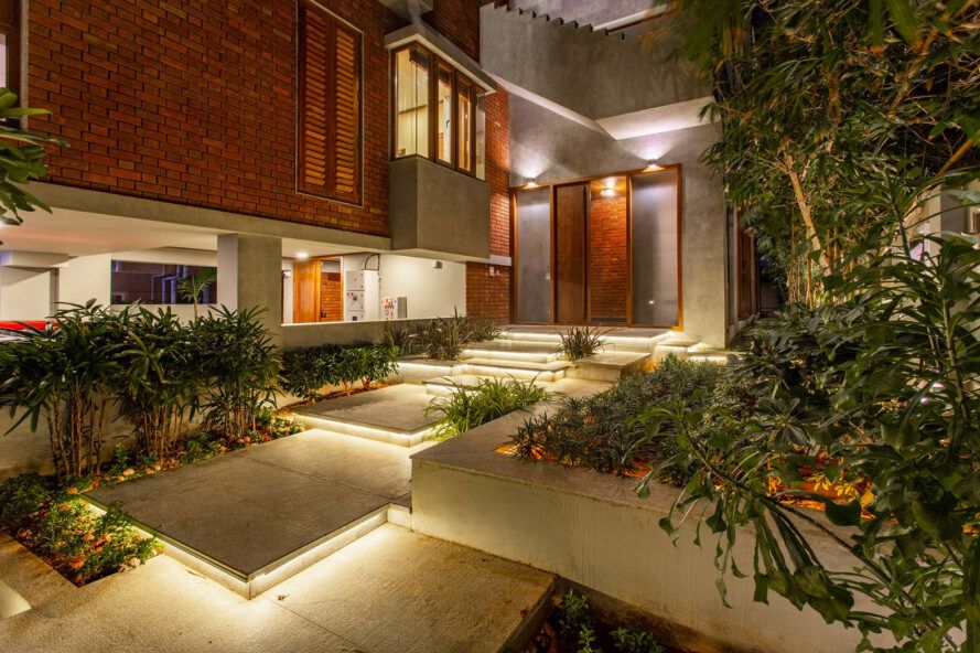 Bioclimatic home in India operates on solar energy