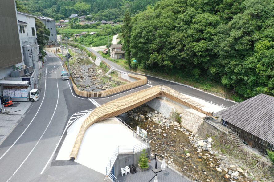 New wood Japanese bridge blends local and modern design