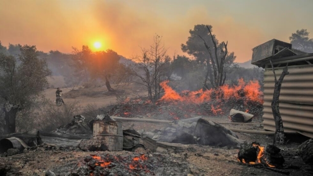 Unprecedented Greece wildfires force mass evacuations
